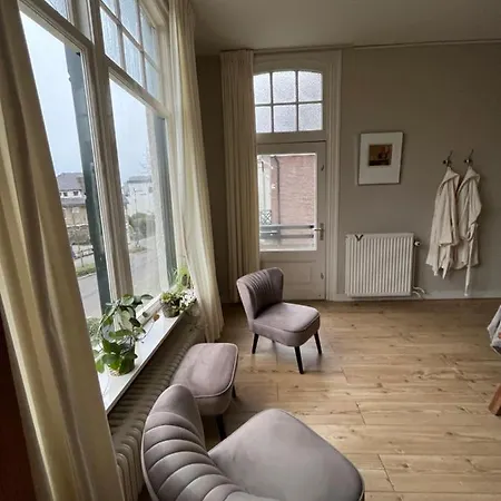 Bed and breakfast Luxe In Stadsvilla, Gratis Parkeren!
