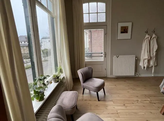 Bed and breakfast Luxe In Stadsvilla, Gratis Parkeren!